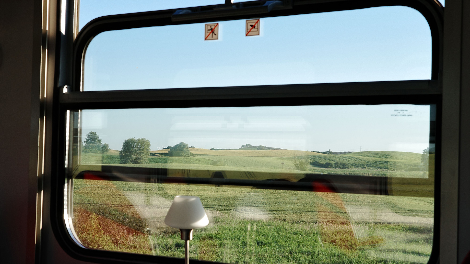 Blick aus dem Zugfenster auf Landschaft
