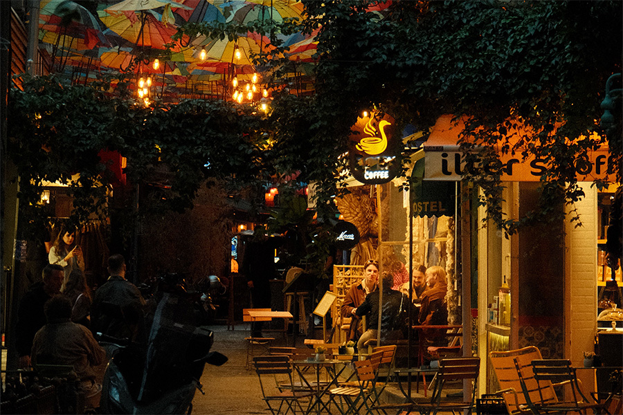 Menschen im Straßencafé